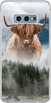 Geschikt voor Samsung Galaxy S10e hoesje - Schotse hooglander - Koeien - Mist - Siliconen Telefoonhoesje