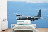 Behang - Fotobehang Militair vliegtuig in de lucht - Breedte 525 cm x hoogte 350 cm