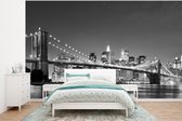 Behang - Fotobehang New York - Brug - Brooklyn - Zwart wit - Architectuur - Breedte 350 cm x hoogte 260 cm