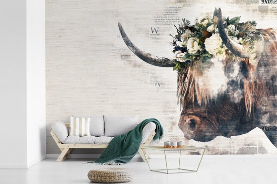 Behang - Fotobehang Schotse hooglander - Koeien - Bloemen - Breedte 390 cm x hoogte 260 cm
