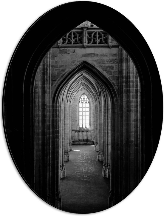 WallClassics - Dibond Ovaal - Donkere Gang in een Kerk - Zwart Wit - 30x40 cm Foto op Ovaal (Met Ophangsysteem)