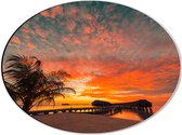 Dibond Ovaal - Zonsondergang op het Strand met Palmbomen en Paalwoningen - 40x30 cm Foto op Ovaal (Met Ophangsysteem)