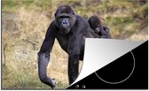 KitchenYeah® Inductie beschermer 80.2x52.2 cm - Afbeelding van een Gorilla met een jong op de rug - Kookplaataccessoires - Afdekplaat voor kookplaat - Inductiebeschermer - Inductiemat - Inductieplaat mat