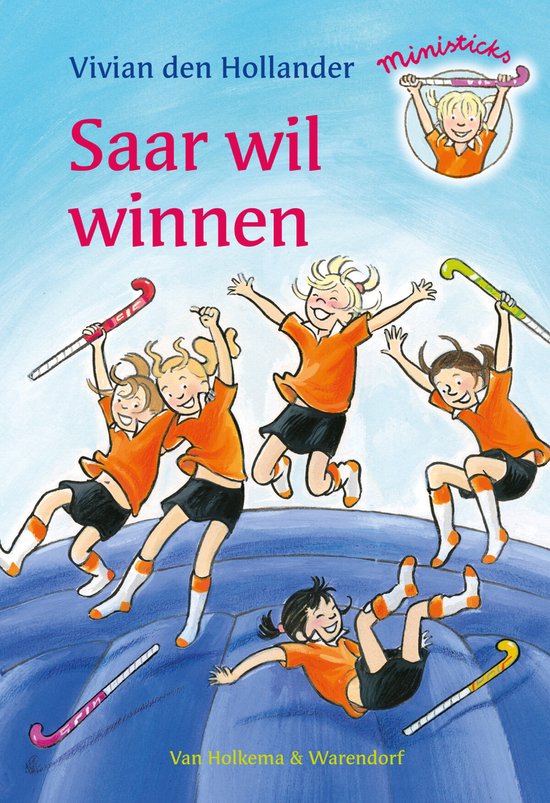 Boekcover met titel 'Saar wil winnen', met vier springende hockeymeisjes in oranje shirts.