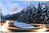WallClassics - Acrylglas - Racende Lichten in de Bergen - 90x60 cm Foto op Acrylglas (Wanddecoratie op Acrylaat)