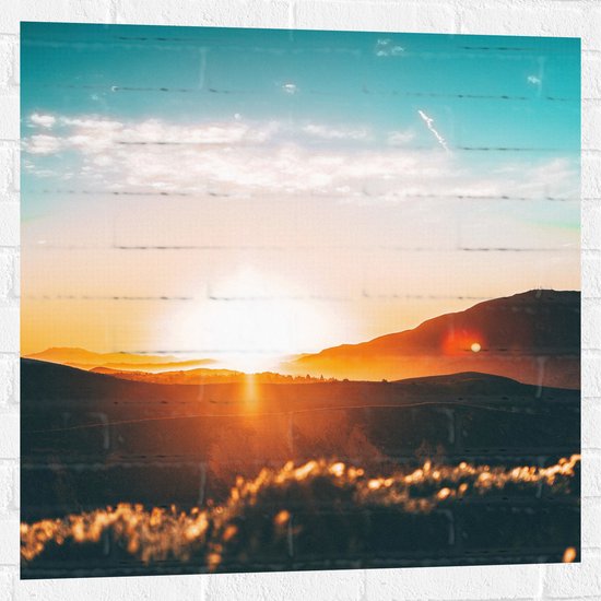 WallClassics - Muursticker - Oranje Zonsondergang tussen de Bergen - 80x80 cm Foto op Muursticker