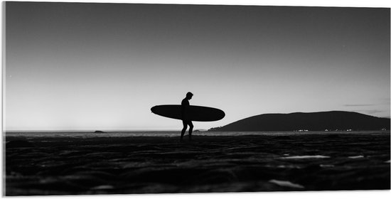 Acrylglas - Surfer op het Strand - Zwart/Wit - 100x50 cm Foto op Acrylglas (Met Ophangsysteem)