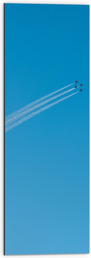 WallClassics - Dibond - Groep van Vier Vliegtuigen met Vliegstrepen - 30x90 cm Foto op Aluminium (Met Ophangsysteem)