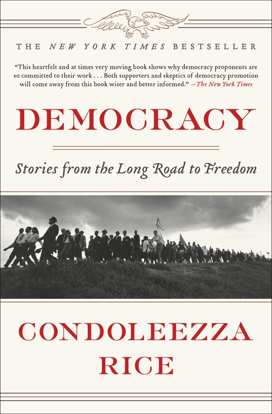 Boek 'Democracy' van Condoleezza Rice, met een foto van een menigte die een Amerikaanse vlag draagt.
