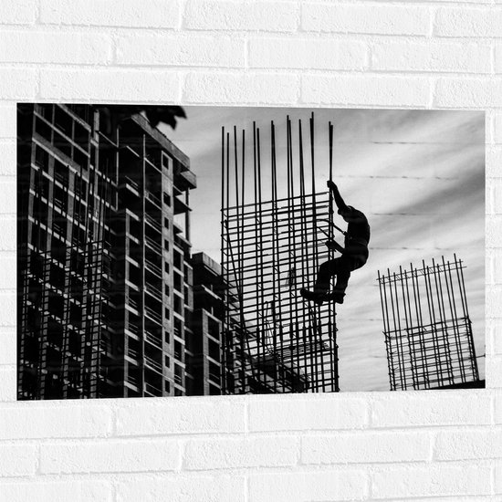 WallClassics - Muursticker - Man op constructie - Zwart Wit - 90x60 cm Foto op Muursticker