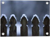 Tuinposter – Houten Hek met Sneeuw - 40x30 cm Foto op Tuinposter (wanddecoratie voor buiten en binnen)