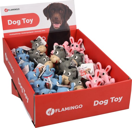 Een rode displaybox met Flamingo hondenspeeltjes in de vorm van blauwe olifanten, grijze ezels en roze konijnen.