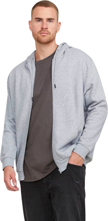 Model met grijze hoodie met rits, met capuchon en donkergrijs T-shirt.