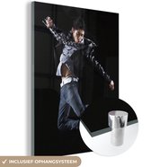 MuchoWow® Glasschilderij 120x160 cm - Schilderij acrylglas - Springende hiphop danser op een zwarte achtergrond - Foto op glas - Schilderijen