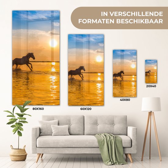 ® Glasschilderij 60x120 cm - Schilderij acrylglas - Kudde paarden galoppeert in Camargue in de zonsondergang - Foto op glas - Muurdecoratie woonkamer - Wanddecoratie slaapkamer - Schilderijen