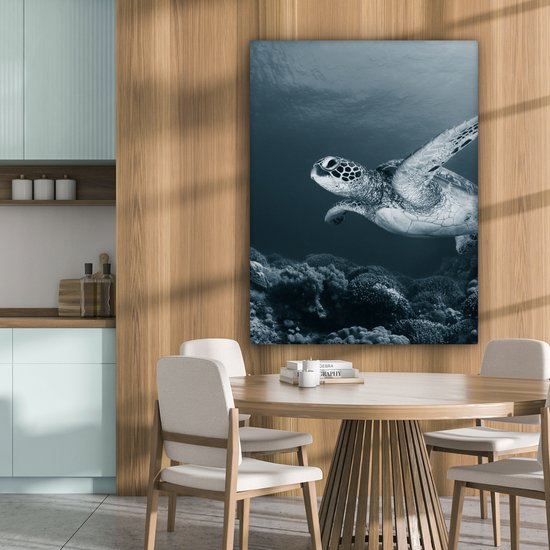 Canvas schilderij - Schildpad - Zeedieren - Koraal - Zwart wit - Wilde dieren - Canvasdoek - 90x120 cm - Foto op canvas