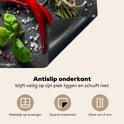 Antislip onderkant van inductiebeschermer met betonprint. Makkelijk op te bergen, dikte van 2 mm.