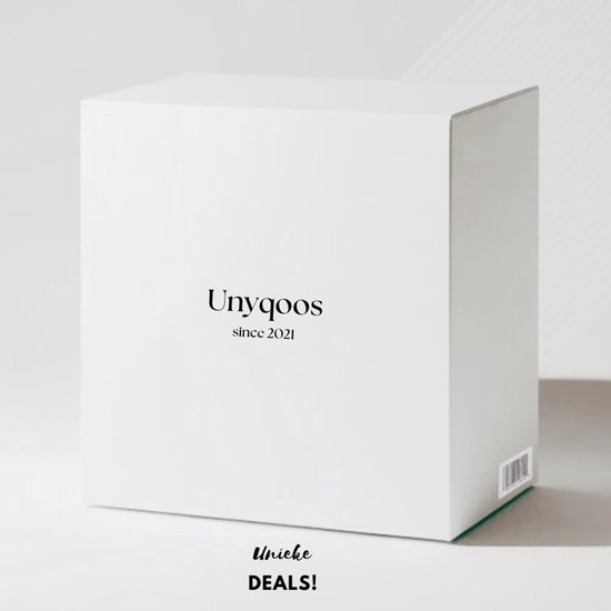 Boîte blanche avec 'Unyqoos since 2021' et 'Unieke DEALS!' en noir.