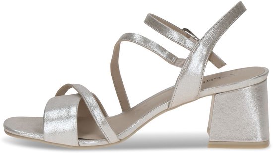 Zilverkleurige sandalen met gekruiste bandjes, enkelband met gesp en blokhak.