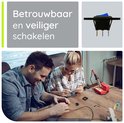 Man en vrouw monteren een blauwe aan/uit schakelaar met soldeerbout.