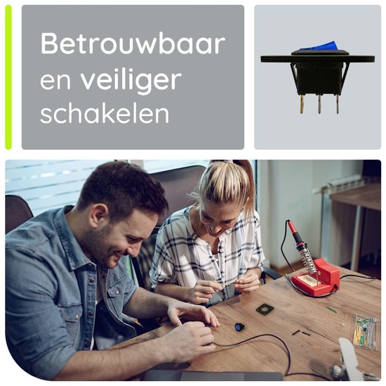 Man en vrouw monteren een blauwe aan/uit schakelaar met soldeerbout.
