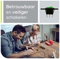 Man en vrouw op tafel met schakelaar, paneel en soldeerbout; betrouwbaar en veiliger schakelen.