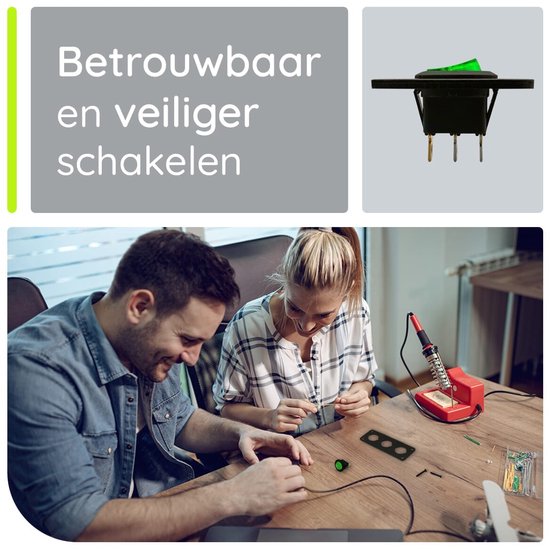 Man en vrouw op tafel met schakelaar, paneel en soldeerbout; betrouwbaar en veiliger schakelen.