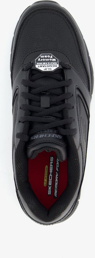 Bovenkant van een zwarte Skechers veterschoen met veters, S-logo en een rode binnenzool met "MEMORY FOAM".