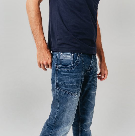 Donkerblauwe spijkerbroek met een stone wash, opvallende stiksels en een Cars Jeans label.