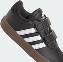 Zwarte Adidas sneaker met witte strepen en klittenbandsluiting, bruine zool.