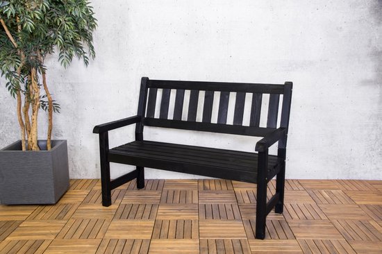 Zwarte houten 2-zits tuinbank met spijlenrug, geplaatst op een houten vlonder.