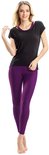 Vrouw in zwart shirt en paarse legging, staand op witte achtergrond.