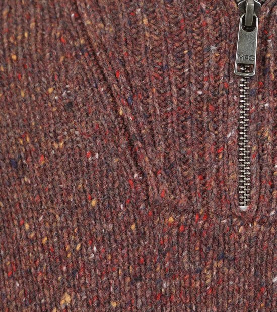 Gedetailleerde close-up van de rits en de gemêleerde textuur van de bruine trui.