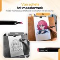 Une main dessine une fille d'anime avec un marqueur rouge. À gauche, une esquisse ; à droite, la version colorée.