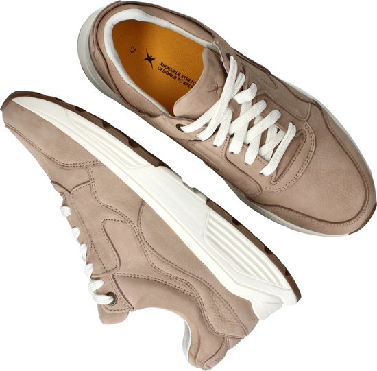 Twee lichtbruine leren sneakers met witte veters, schuin van bovenaf.