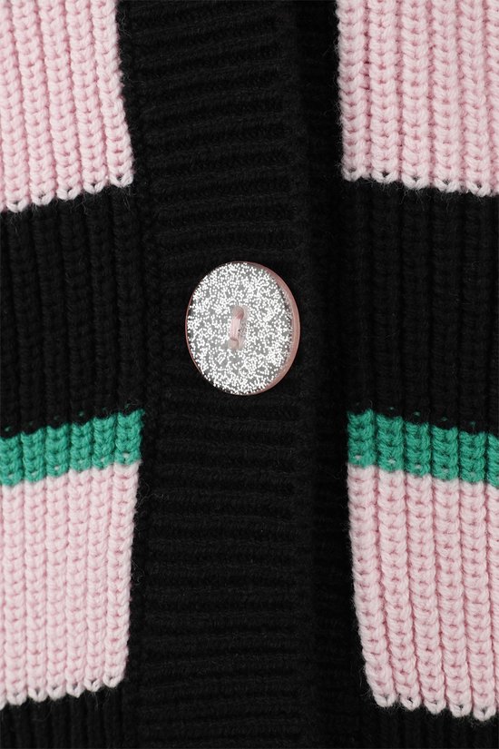 Zwarte gebreide cardigan met roze, groene en zwarte strepen, met een glinsterende roze knoop.