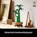 Plante de bambou LEGO verte avec un pot doré sur une étagère.