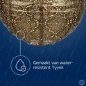 Gouden, ronde lampion van waterbestendig Tyvek met perforaties, onder een regenachtige hemel.