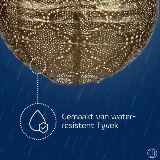 Gouden, ronde lampion van waterbestendig Tyvek met perforaties, onder een regenachtige hemel.