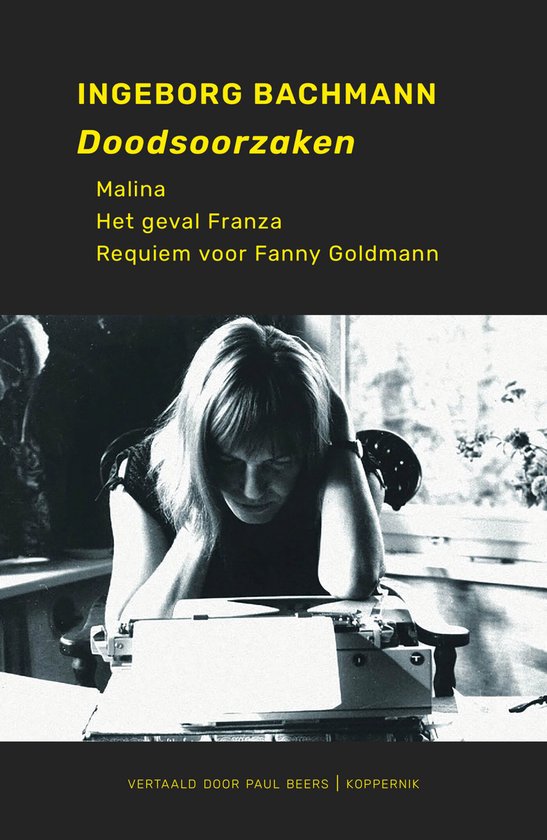 Boekomslag met de titel 'Doodsoorzaken' en een portret van Ingeborg Bachmann achter een typemachine.