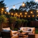 Een buitenpatio versierd met een lang koppelbaar LED-lichtsnoer, hangend boven zitmeubelen.