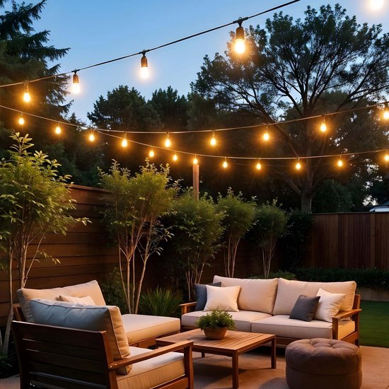 Een buitenpatio versierd met een lang koppelbaar LED-lichtsnoer, hangend boven zitmeubelen.