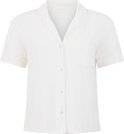 Wit pyjamashirt met korte mouwen, knopen, borstzakje en kraag, gezien van de voorkant.