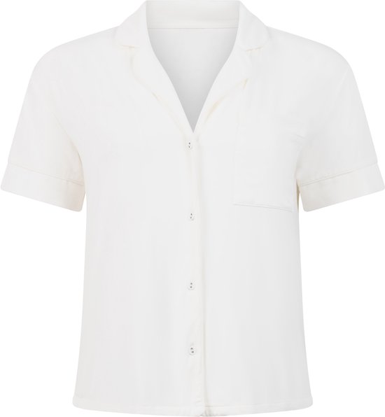 Wit pyjamashirt met korte mouwen, knopen, borstzakje en kraag, gezien van de voorkant.