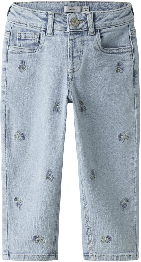 Lichtblauwe jeans met all-over bloemenprint, de voorkant van de broek.