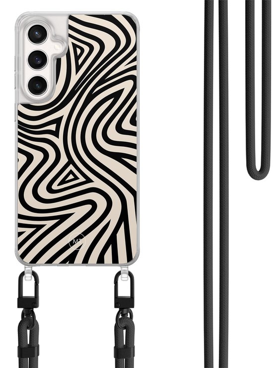 Coque de téléphone transparente avec motif 'groovy lines' noir et blanc, avec cordon crossbody noir visible à côté.