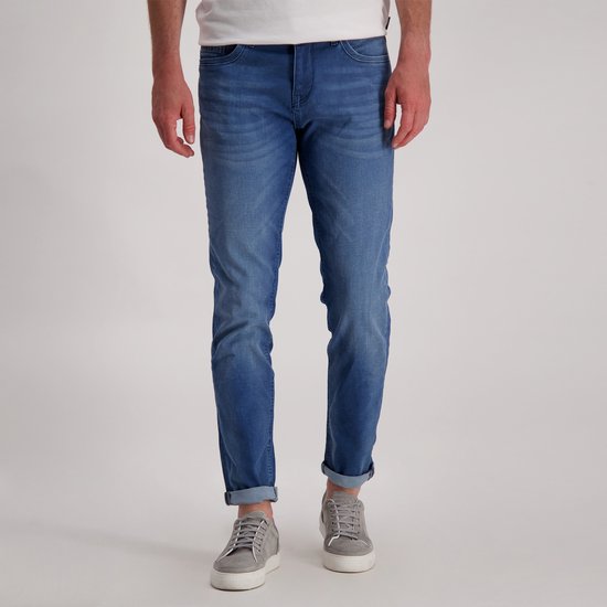 Mannen, slim fit jeans, blauw met lichte wassing en omgeslagen broekspijpen.