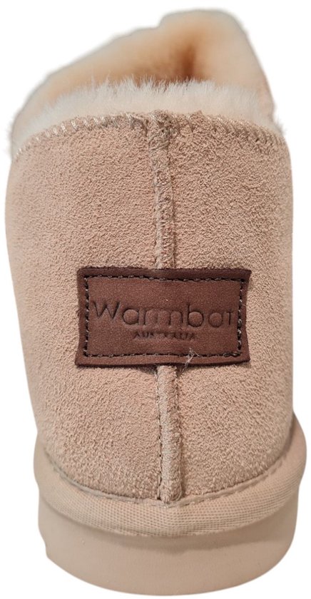 Achterkant van een lichtroze suède pantoffel met een bruin leren Warmbat logo.