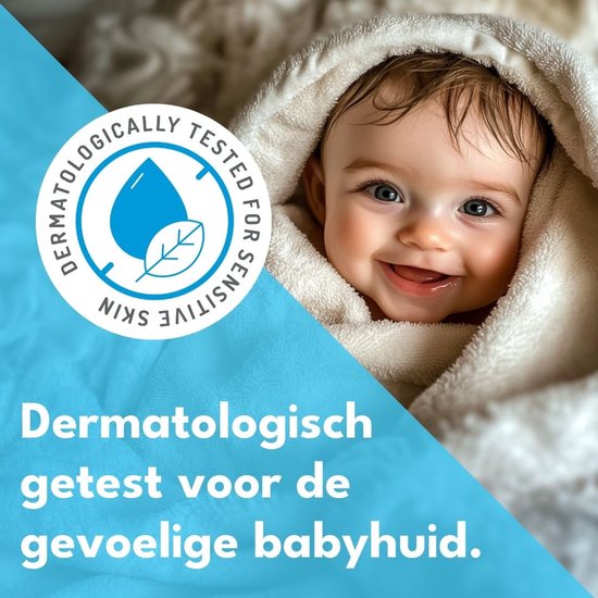 Vrolijke baby gewikkeld in een handdoek, met een cirkelvormig zegel 'Dermatologisch getest voor de gevoelige babyhuid'.