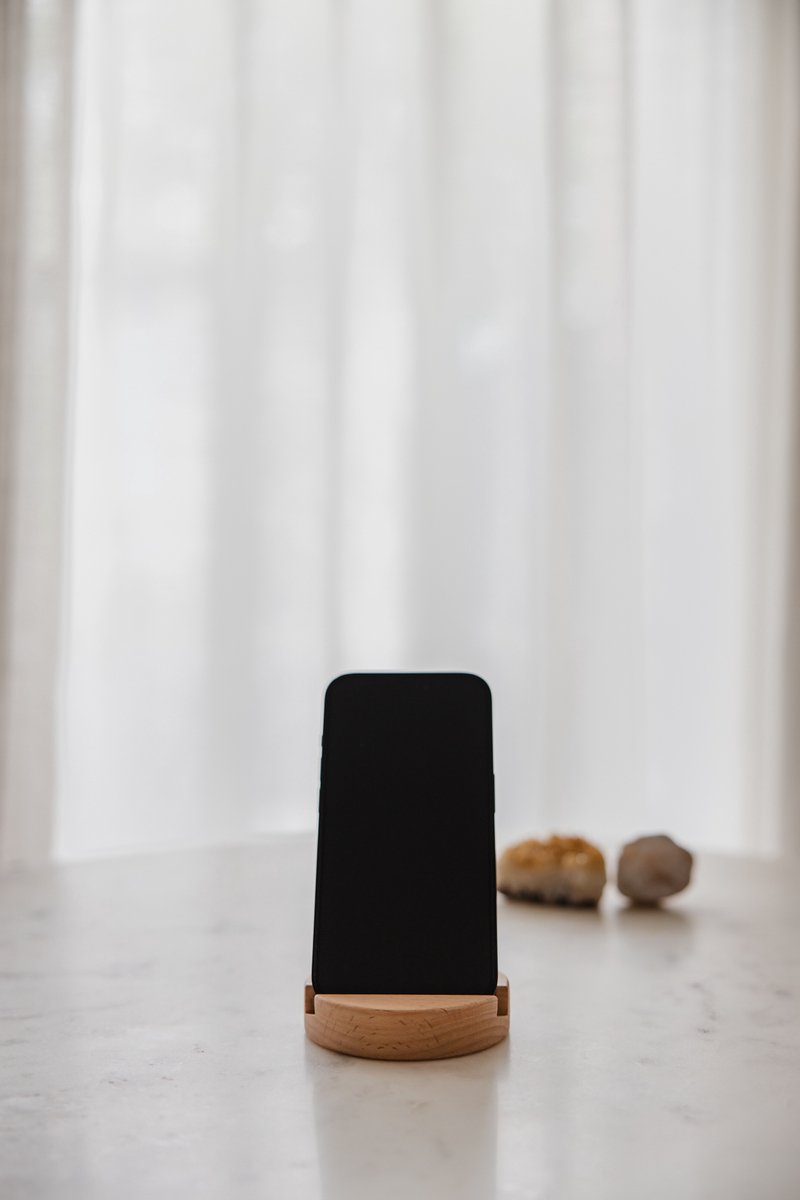 Houten telefoonhouder - telefoonhouder bureau - telefoon standaard – telefoonhouder rond - telefoon houder - telefoonstandaard - telefoon houder bureau - beukenhout